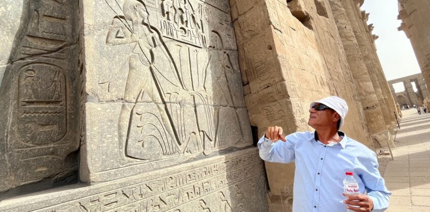 Tour-guide-at-Luxor-Temple-Egypt
